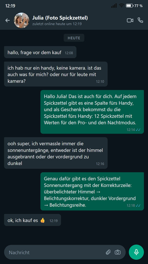 Jemand fragt vor dem Kauf, ob das auch etwas für sie ist, wenn sie nur ein Handy hat
