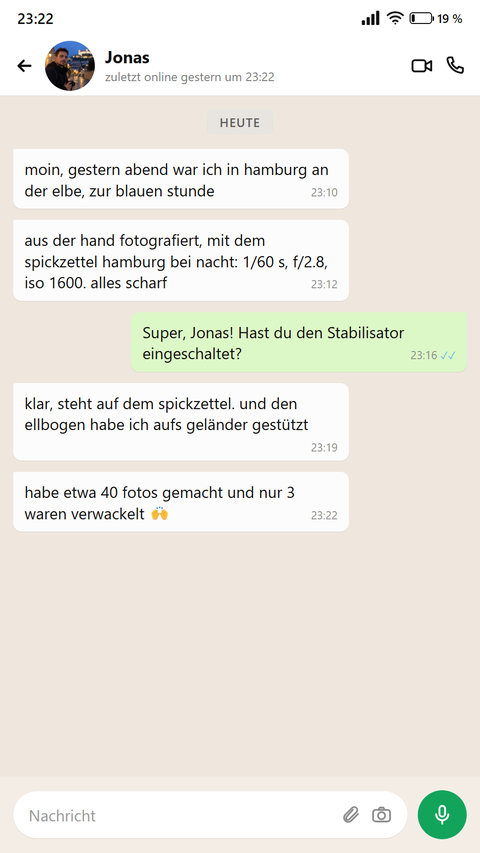 Jemand schreibt über den Spickzettel Hamburg bei Nacht, an der Elbe